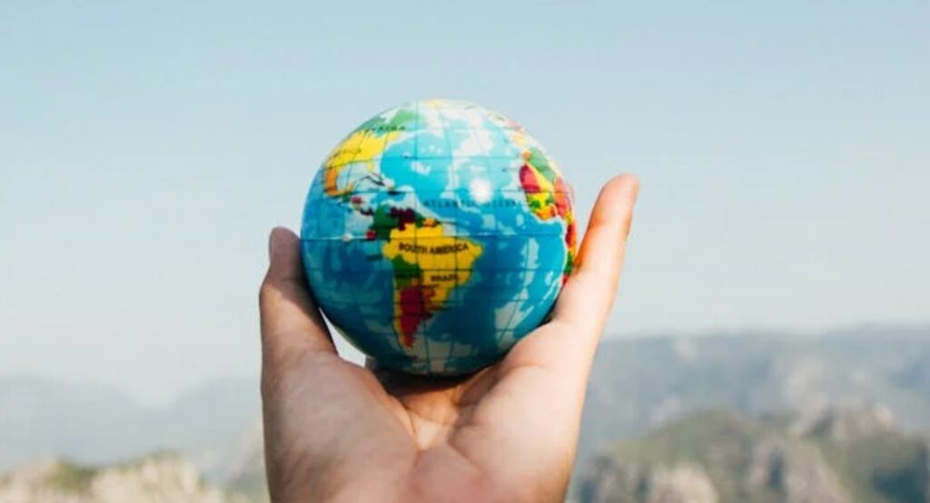 ein kleiner Globus in der Hand