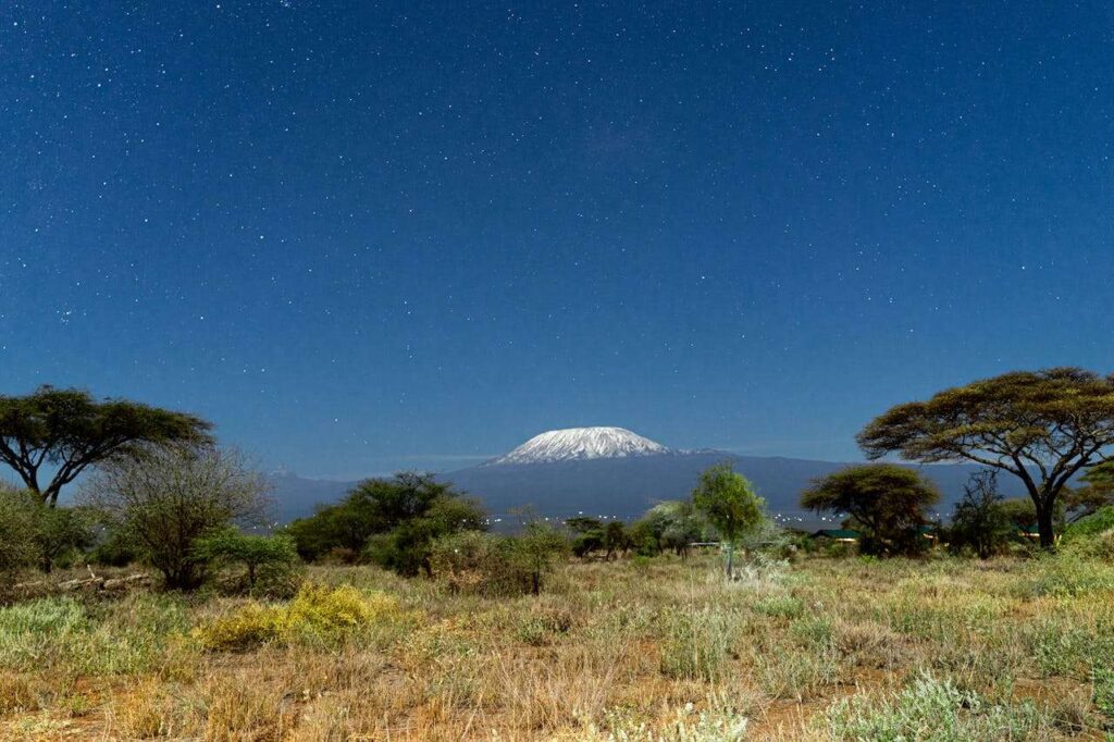 Der Kilimanjaro bei Nacht mit Sternenhimmel