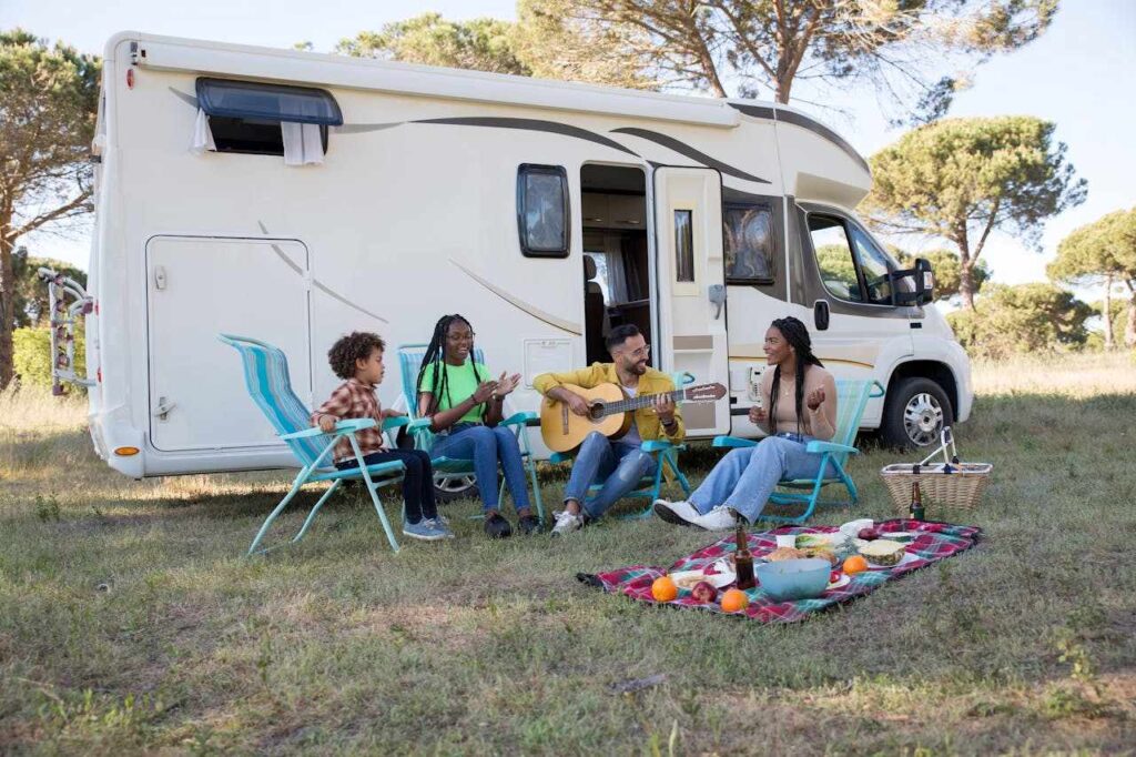 Wohnmobil mit Familie
singen zur Gitarre