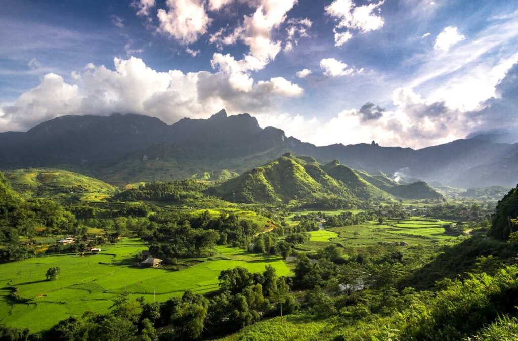 vietnamesische ländliche Gegend mit grünen Feldern und grünen Hügeln und Bergen